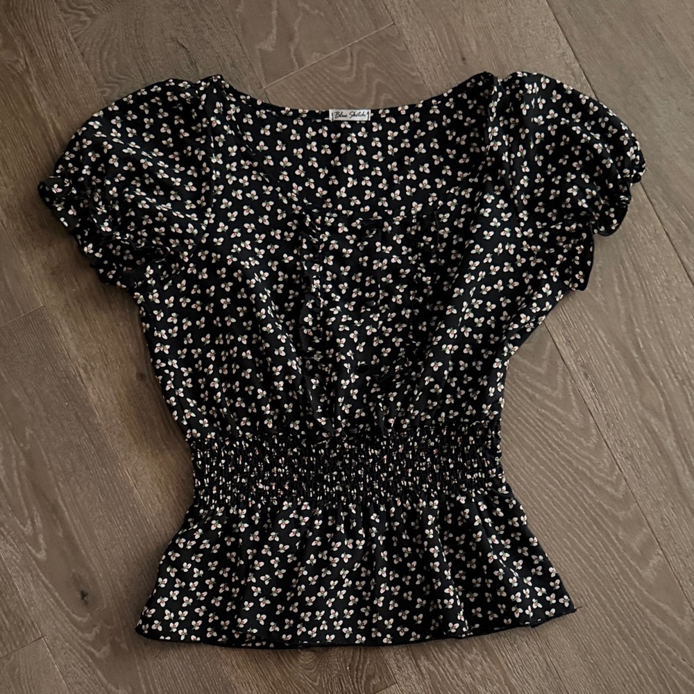 Women’s Blue Sketch black floral blouse. Size: Large. Gently Used.